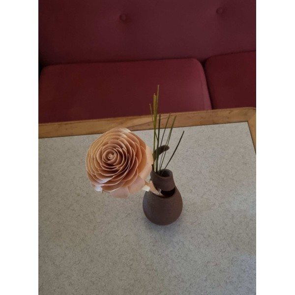 Vase aus Zirben mit ewiger Rose – natürliche Eleganz