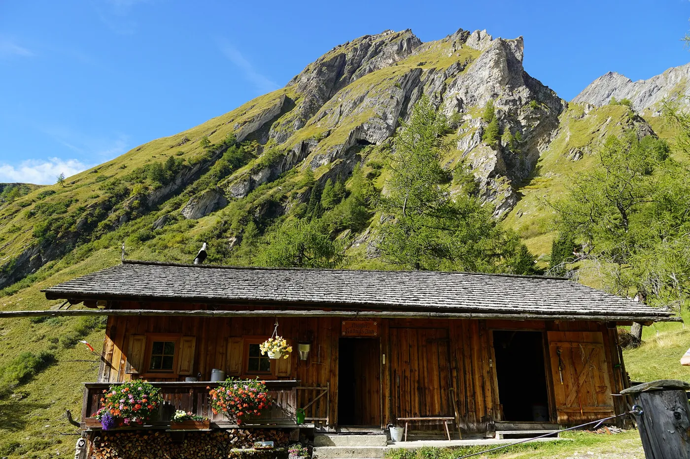 Cabane d’alpage fleurie, Niggler Ködnitz-Alm, parc national des Hohe Tauern (Tyrol oriental).