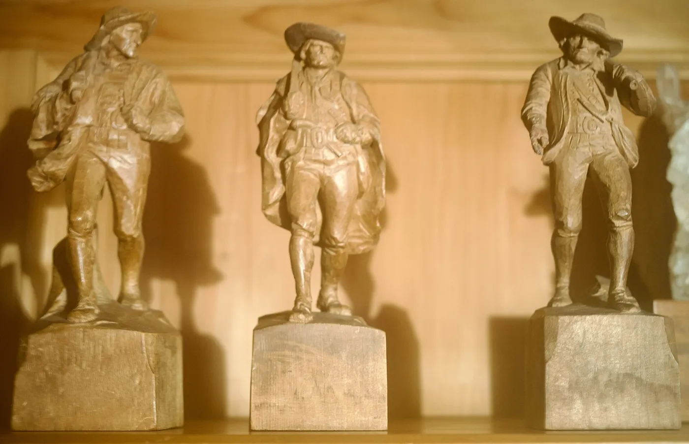 Figurines en costume sculptées dans l'arolle par Ludwig Moroder, vers 1900, à Ortisei (Val Gardena).