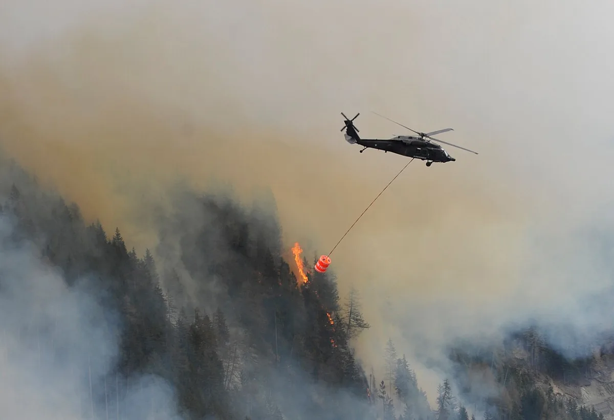Ein Black Hawk des Bundesheeres bekämpft einen Waldbrand, April 2015.