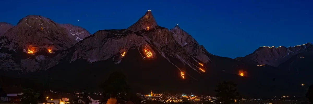 Die schönsten Sonnwendfeuer Tirols