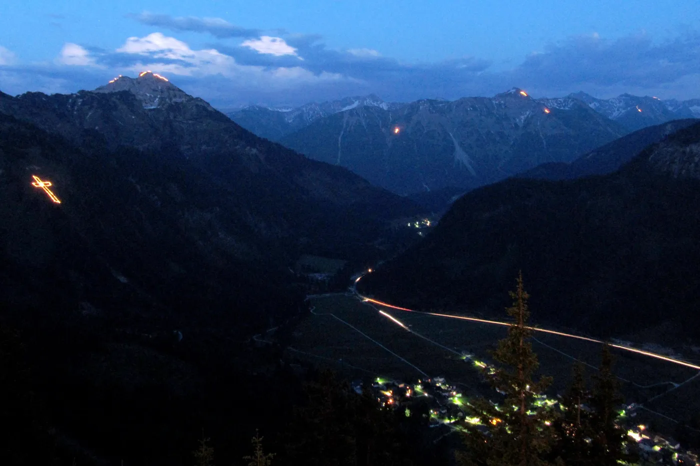 Herz-Jesu-Feuer im Tannheimer Tal (Tirol).