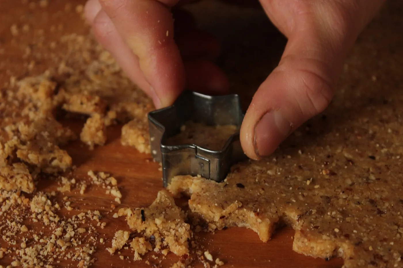 Découpe à l'emporte-pièce étoile dans une pâte aux noix, pour les biscuits de Noël.
