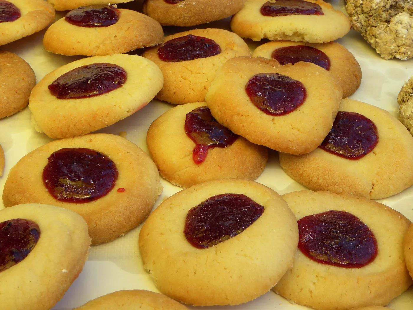 Husarenkrapferl, petites boules sablées à l'œil de confiture, à la fête des Krapfen de Mönichwald.