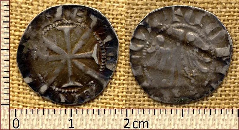 Pièce d'argent au nom de Meinhard II : d'un côté la double croix et MEINARDVS, de l'autre l'aigle des comtes et COMES TIROL.