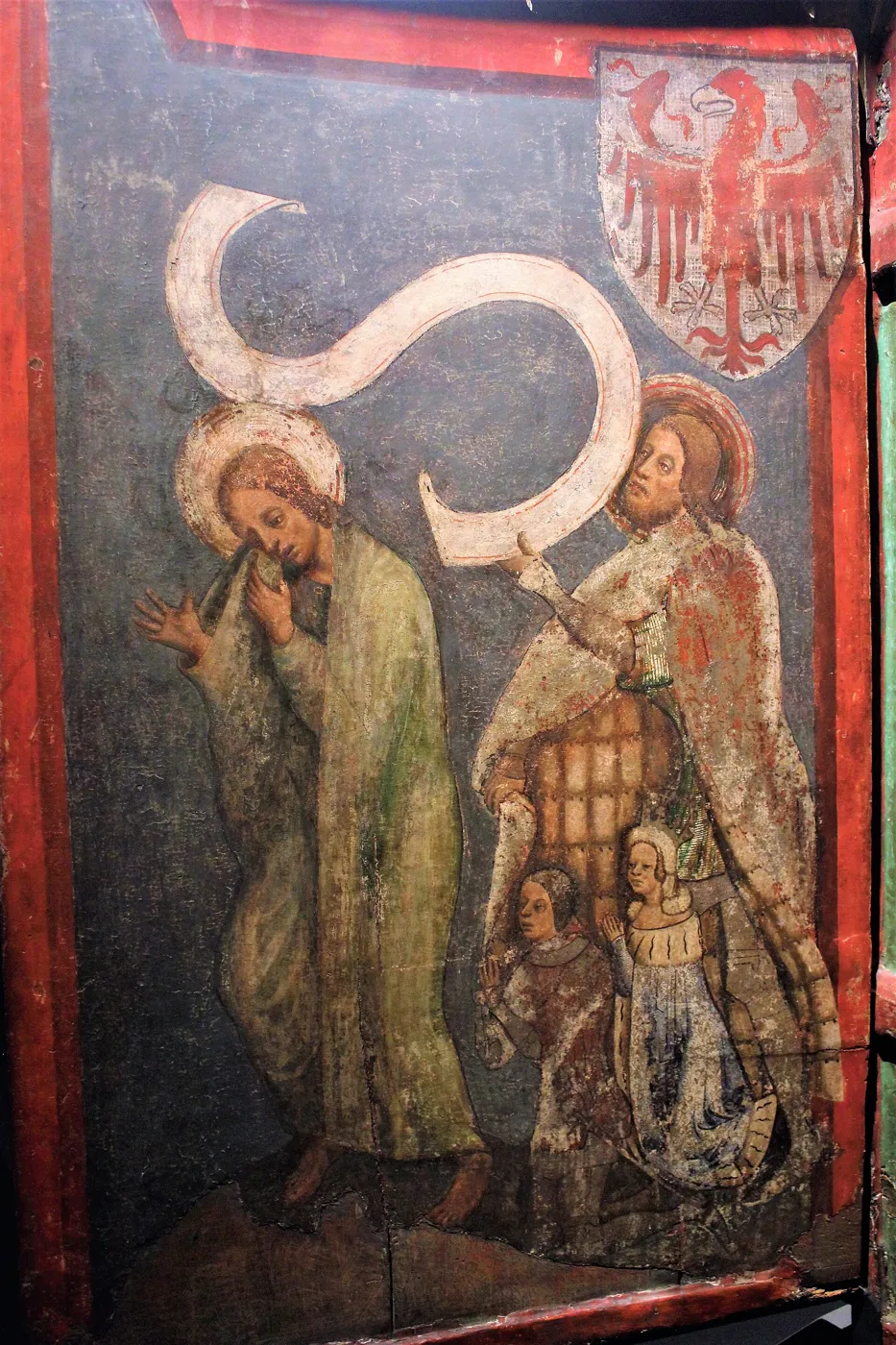 Volet du retable gothique offert par les Habsbourg à Schloss Tirol : sous l'aigle tyrolien, le duc Albert III d'Autriche et son épouse sont agenouillés.