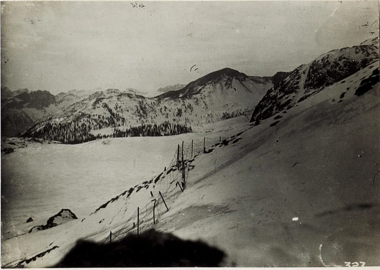 Vue depuis la selle du Valparola vers le Col di Lana, le 24 janvier 1916 : des barbelés dans la neige sur le front des Dolomites (service photographique de la presse militaire austro-hongroise).