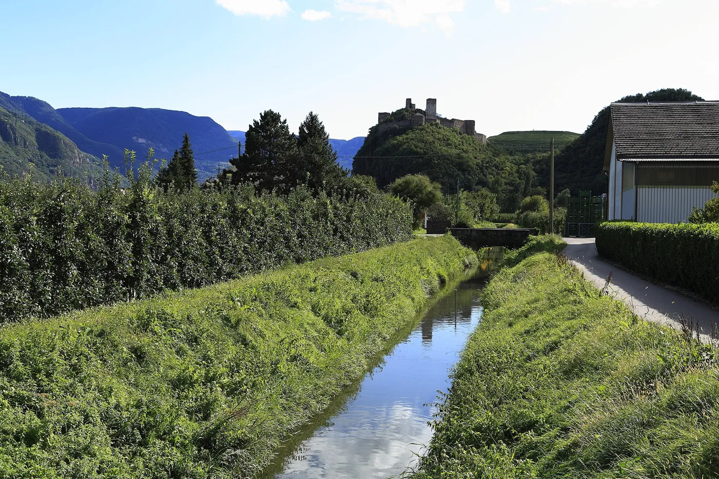 Le château de Sigmundskron, près de Bolzano, où quelque 35'000 personnes se sont rassemblées le 17 novembre 1957.