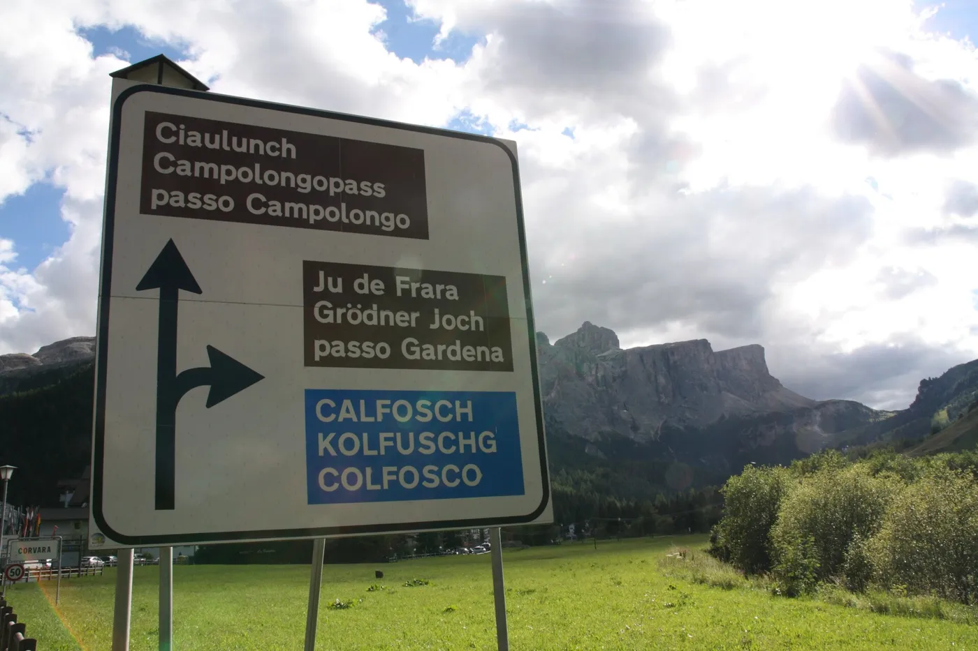 Panneau trilingue - ladin, allemand, italien - à l'entrée de Corvara, dans le Val Badia.