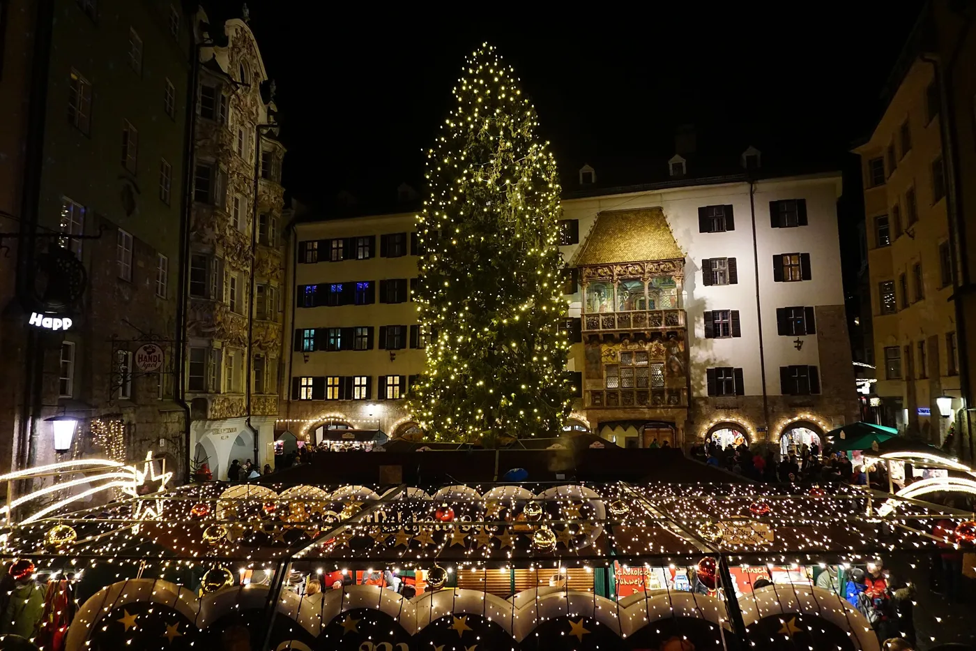 Le marché de la vieille ville de nuit : les toits illuminés des stands, le sapin et le Petit Toit d'or (décembre 2016).
