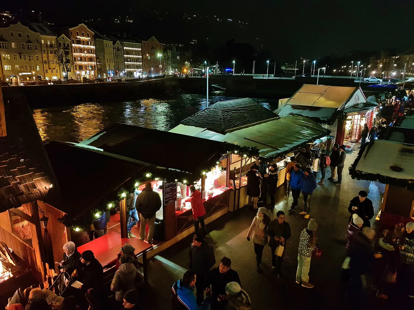 Le marché du Marktplatz au bord de l'Inn, face aux façades illuminées de l'autre rive (décembre 2017).
