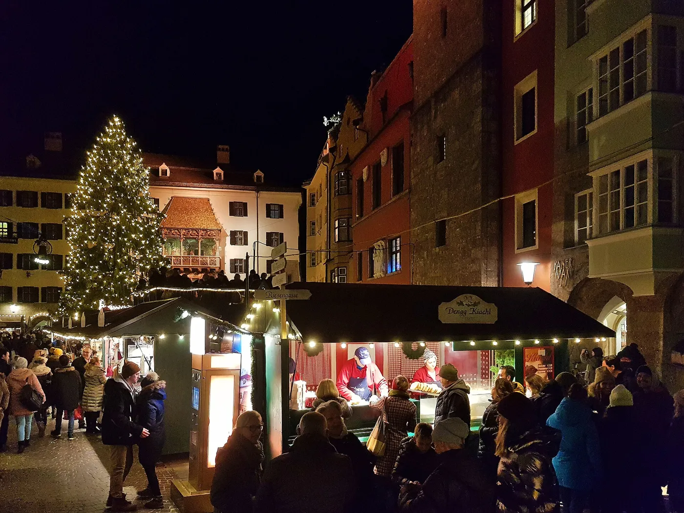 Un stand de Kiachl au marché de la vieille ville, avec le sapin et le Petit Toit d'or en arrière-plan (novembre 2018).