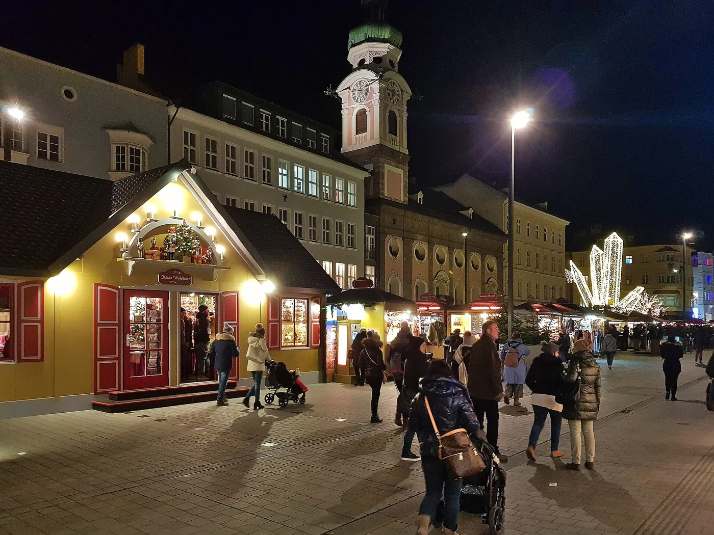 Le marché de la Maria-Theresien-Strasse et ses sculptures lumineuses en forme de cristaux (novembre 2018).