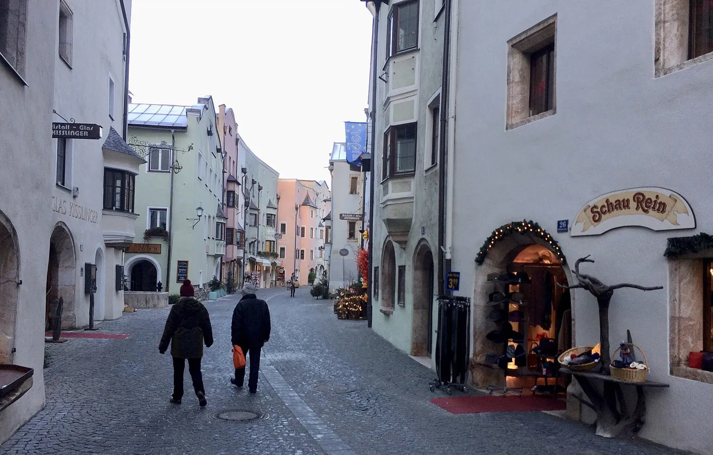 Ruelle de la vieille ville fin décembre, enseignes des verriers.