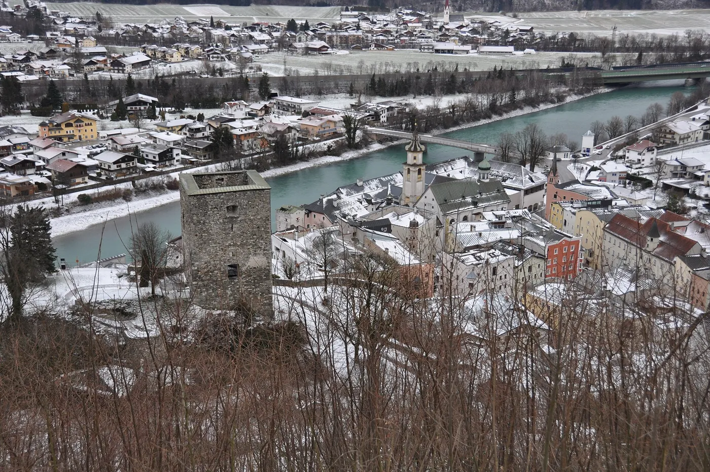 La tour du château et la vieille ville au bord de l’Inn, sous la neige (décembre 2017).