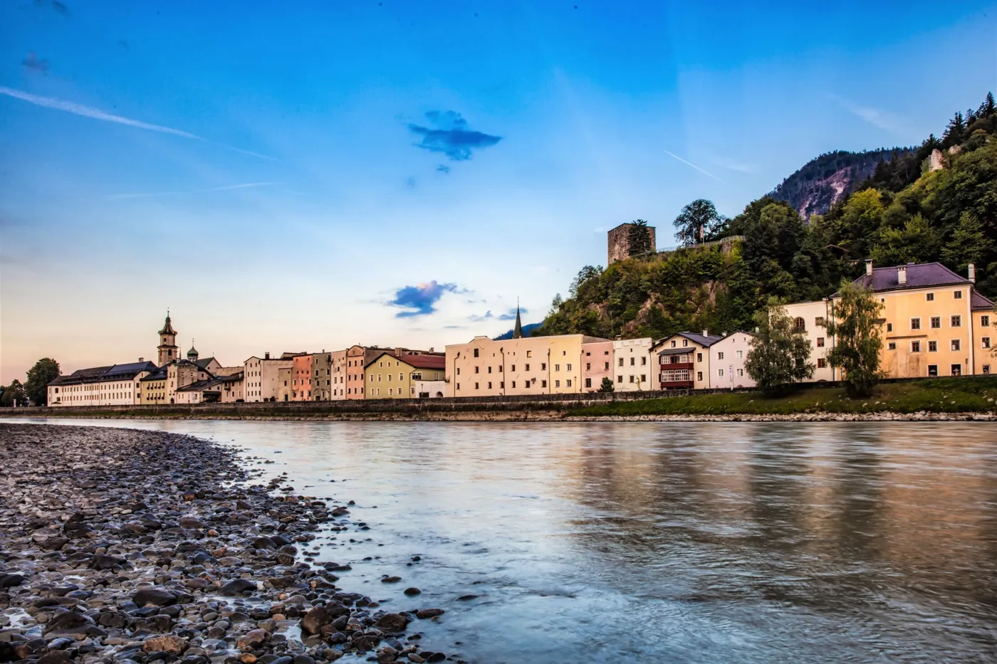 Rattenberg aujourd’hui : la ville serrée entre l’Inn et le Schlossberg, coiffé de la ruine du château.